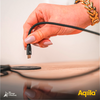Hand hält ein mit einem Kabel verbundenes Audiosteckerende