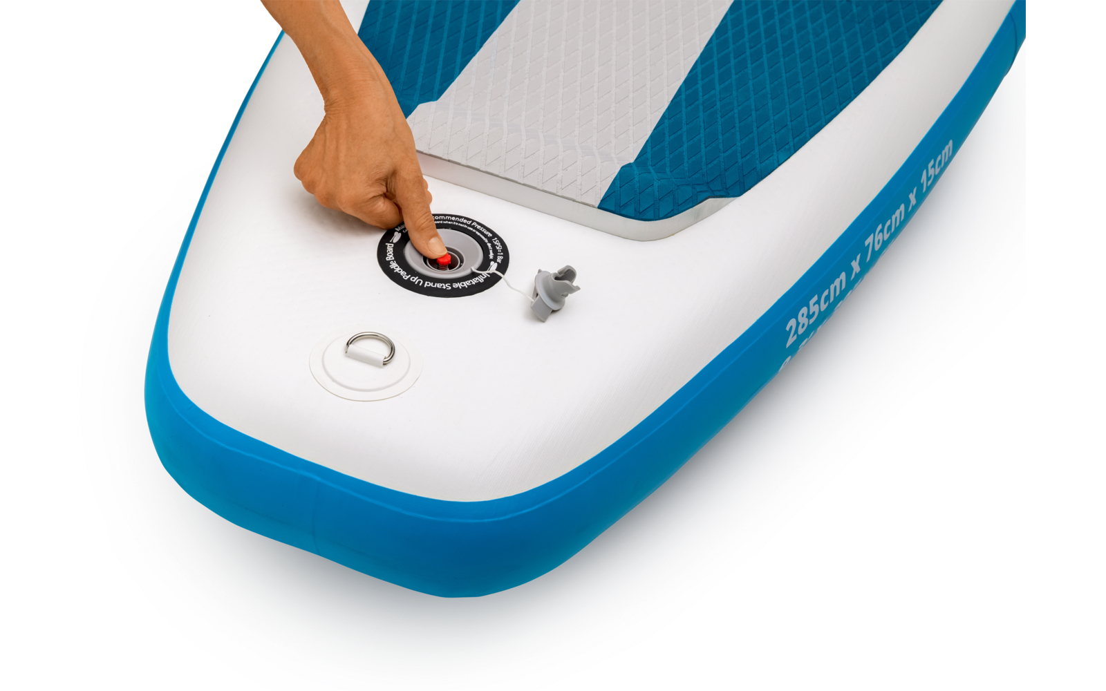 Hand drückt auf einen Knopf an einem blauen und weißen Gerät