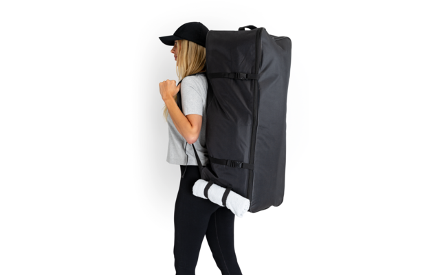 Frau trägt großen schwarzen Rucksack mit zusammengefalteter Yogamatte