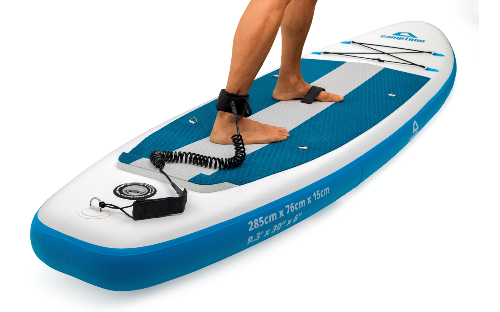 Person steht barfuß auf einem aufblasbaren Stand-up-Paddle-Board im Wasser