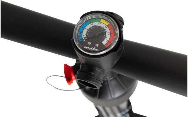 Nahaufnahme eines Fahrradlenkers mit eingebautem Display und rotem Blinker