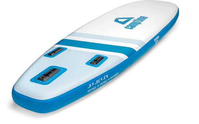 Weißes und blaues Stand-up-Paddleboard mit drei Finnenkästen und einem Logo