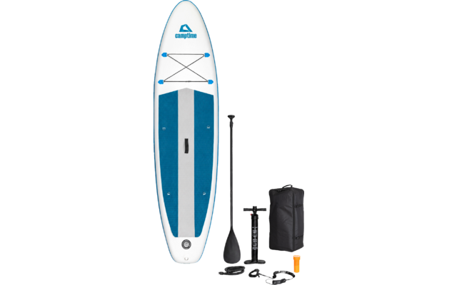 Planche de stand-up paddle gonflable blanc-bleu avec cordes élastiques à l'avant, poignée centrale et valve ; accompagnée d'une pagaie noire, d'une pompe manuelle avec manomètre, d'une laisse enroulée et d'une dérive orange