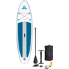 Planche de stand-up paddle gonflable blanc-bleu avec cordes élastiques à l'avant, poignée centrale et valve ; accompagnée d'une pagaie noire, d'une pompe manuelle avec manomètre, d'une laisse enroulée et d'une dérive orange