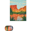 Landschaft mit orangefarbenen Felsen, grünen Bäumen und einem spiegelnden See im Vordergrund