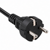 Schwarzes Netzkabel mit schwarzem Stecker mit zwei runden Metallstiften und Erdungskontakten, auf weißem Hintergrund