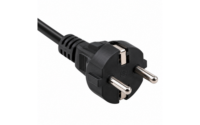 Schwarzes Netzkabel mit schwarzem Stecker mit zwei runden Metallstiften und Erdungskontakten, auf weißem Hintergrund