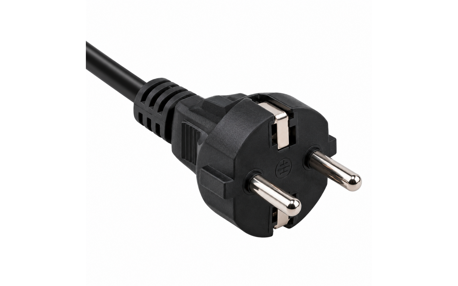 Schwarzes Netzkabel mit schwarzem Stecker mit zwei runden Metallstiften und Erdungskontakten, auf weißem Hintergrund