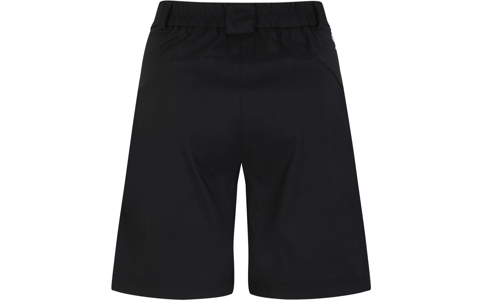 Rückansicht einer schwarzen knielangen Shorts mit elastischem Bund, mittiger Schlaufe und seitlichen Taschen