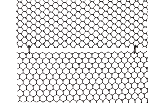 Close-up van een metalen gaashek met diagonale lijnen