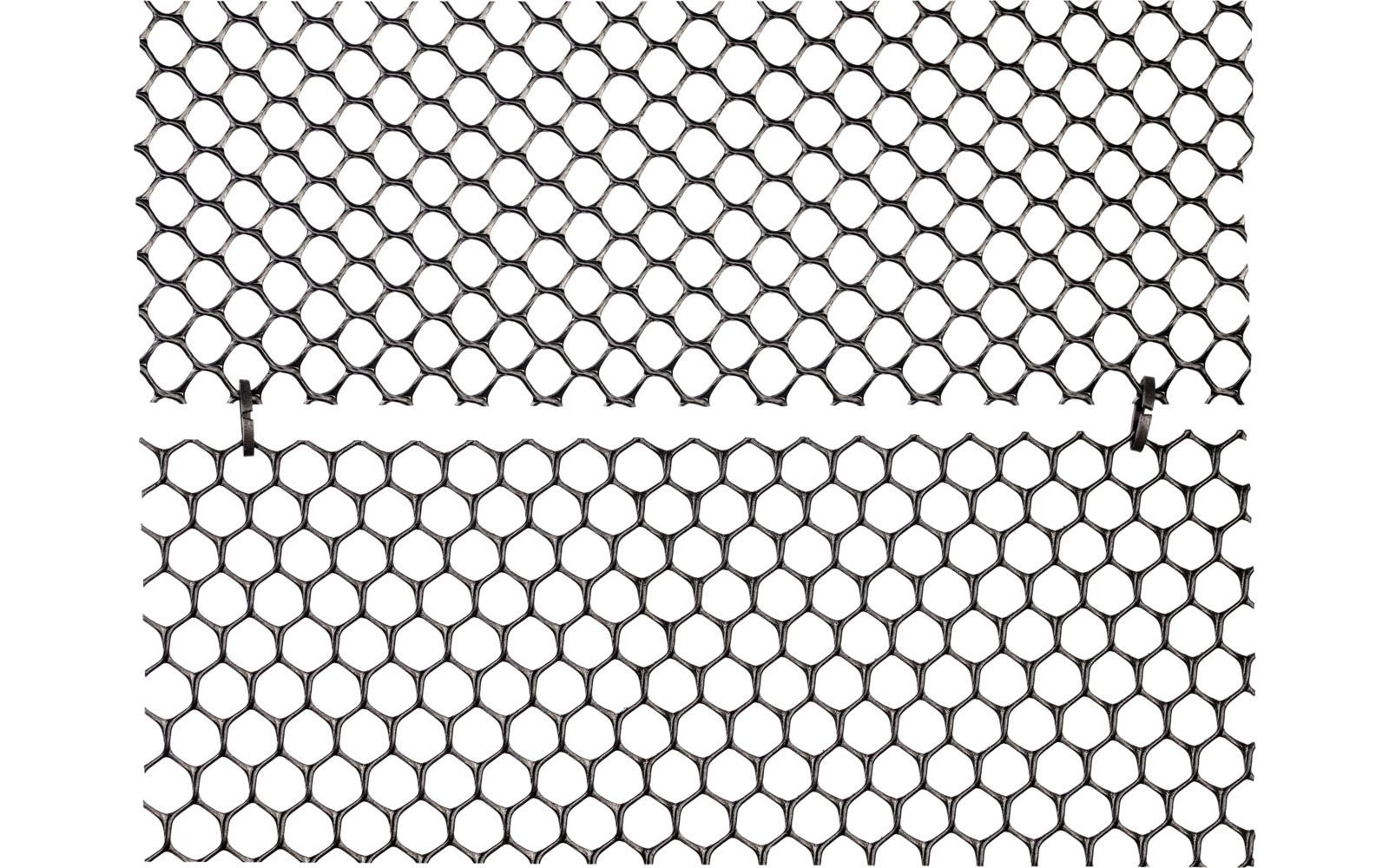 Close-up van een metalen gaashek met diagonale lijnen