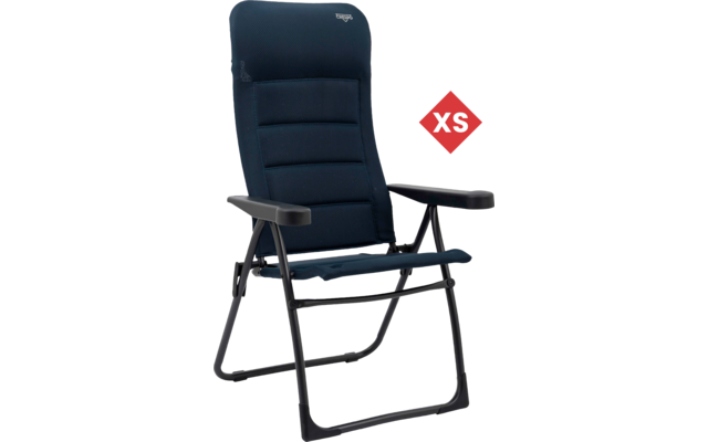 Dunkelblauer gepolsterter Stuhl mit hoher Rückenlehne, schwarzem Metallgestell und Armlehnen; rotes Rautensymbol mit 'XS' rechts neben der Rückenlehne