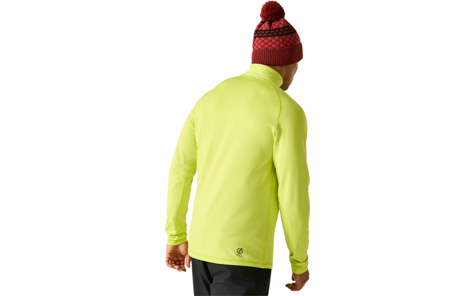 Personne de dos portant une veste jaune néon, un bonnet rouge à pompon et un pantalon foncé