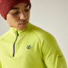 Personne portant un haut de sport manches longues jaune-vert vif avec demi-fermeture éclair, logo sur la poitrine et texte sur la manche, bonnet rouge en tricot, regard vers le bas à gauche