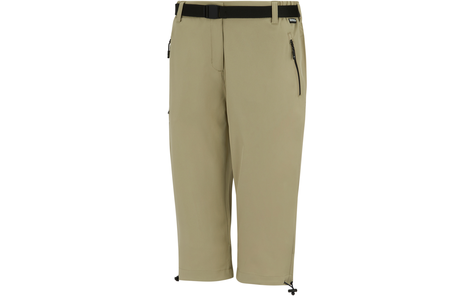 Beige dreiviertellange Hose auf weißem Hintergrund, mit angenähtem schwarzem Gürtel, seitlichen Reißverschlusstaschen und Kordelzügen am Saum