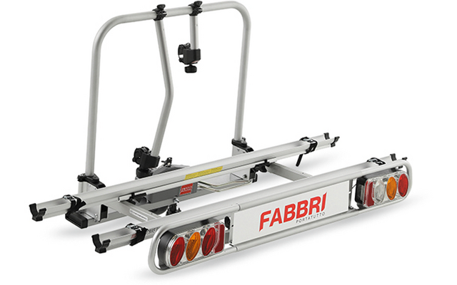 Silberner Metallträger mit zwei horizontalen Schienen, zwei gebogenen vertikalen Halterungen, schwarzen Klemmvorrichtungen, weißer Leiste mit rotem "FABBRI"-Schriftzug und integrierten Rückleuchten (rot, orange, weiß)
