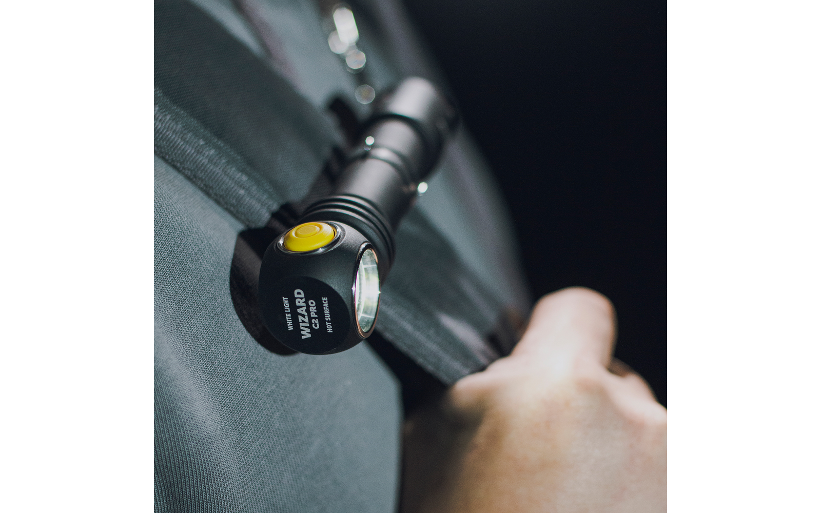 Hand hält einen Schraubenschlüssel an einer Autobatterieklemme