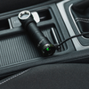 Handy-Ladegerät im Zigarettenanzünder eines Autos mit einem angeschlossenen Kabel