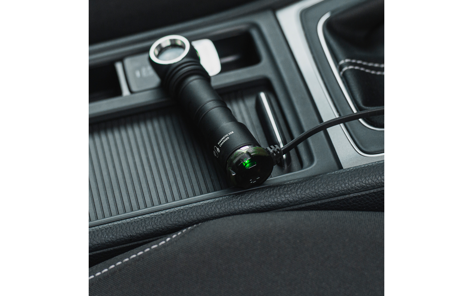 Handy-Ladegerät im Zigarettenanzünder eines Autos mit einem angeschlossenen Kabel