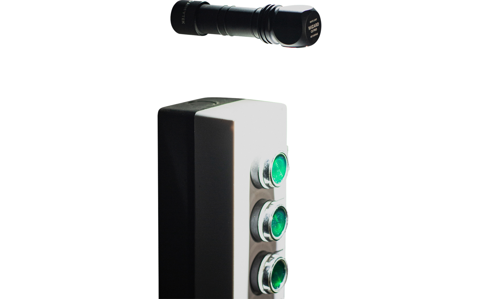 Clavier électronique blanc avec boutons verts sur mur noir