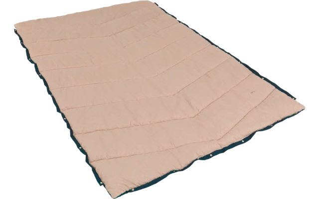 Beige doorgestikte deken op witte achtergrond