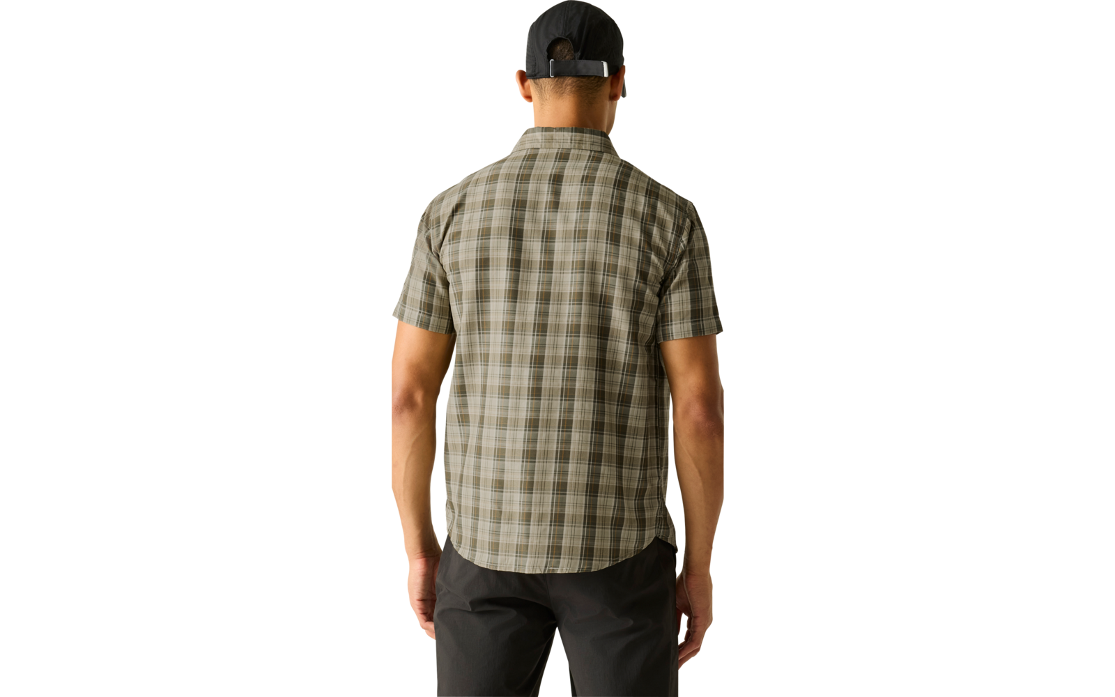 Person von hinten, trägt kariertes kurzärmeliges Hemd, schwarze Baseballkappe und dunkle Hose vor hellem einfarbigem Hintergrund