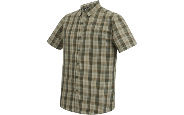 Kariertes Kurzarmhemd mit Kragen und durchgehender Knopfleiste auf weißem Hintergrund