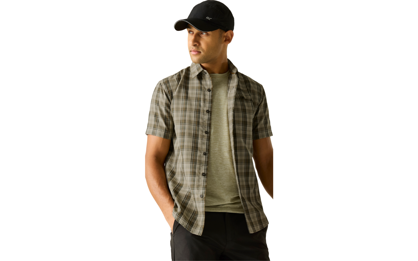 Mann mit schwarzer Baseballkappe, kurzärmliges kariertes Hemd offen über olivgrünem T-Shirt, schwarze Hose, linke Hand in Hosentasche, rechte Hand seitlich, Blick nach rechts, heller einfarbiger Hintergrund