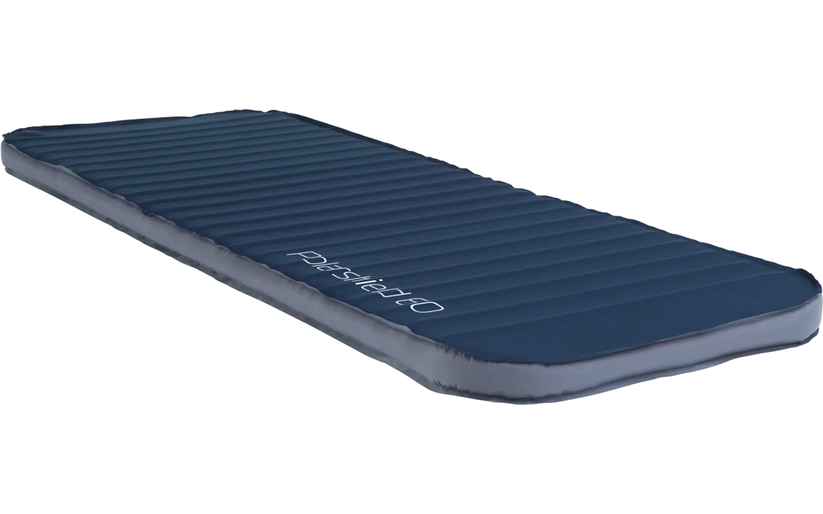 Blauer aufblasbarer Luftmatratze auf weißem Hintergrund