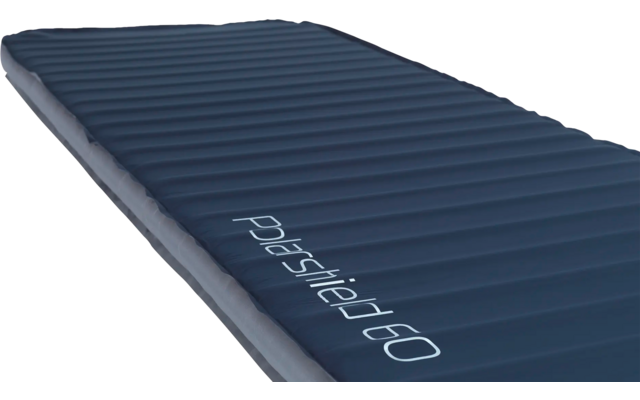 Blaues aufgeblasenes Camping-Luftbett auf weißem Hintergrund