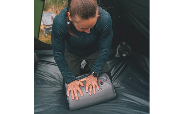 Person übt Herz-Druck-Massage an einer Trainingspuppe