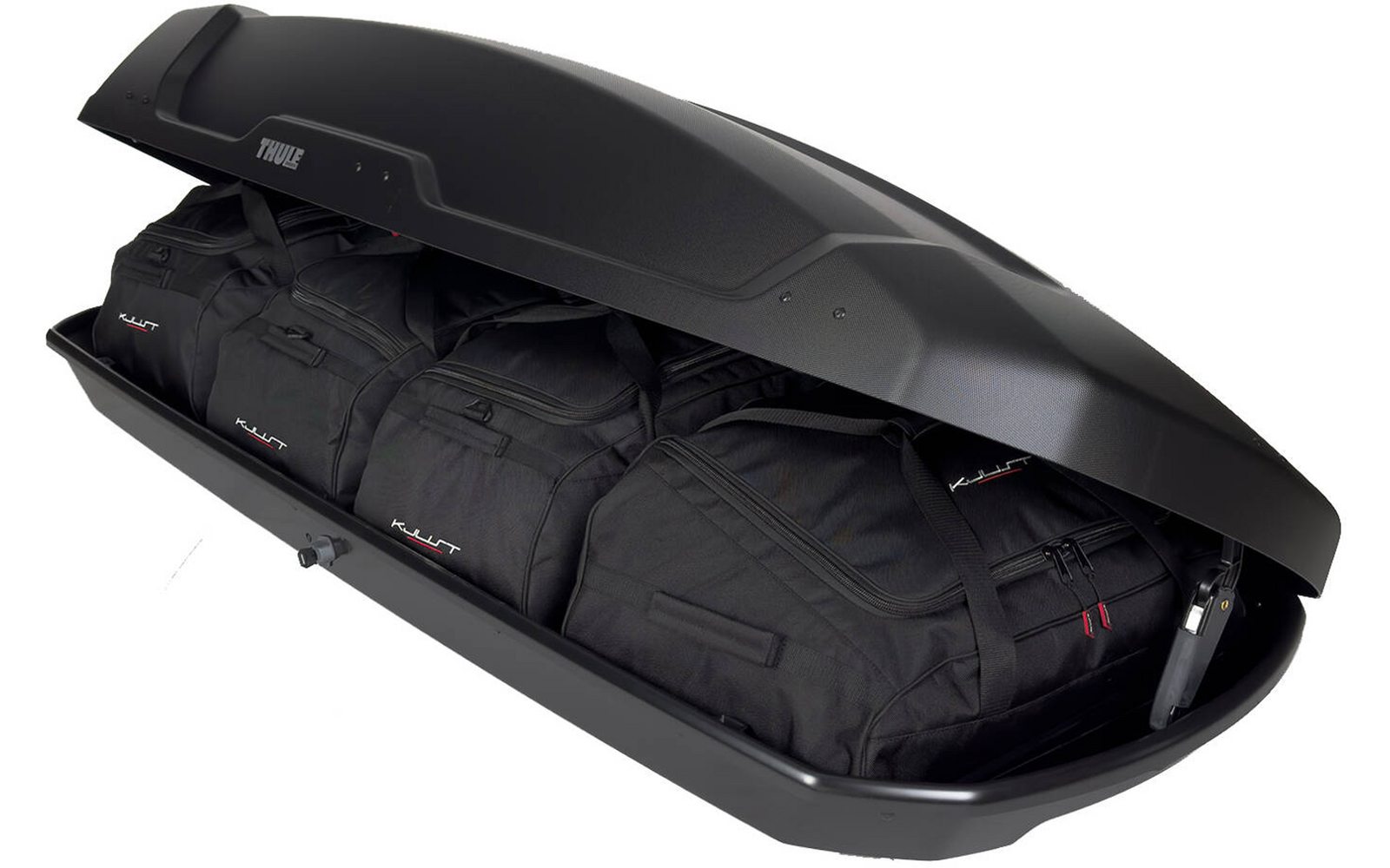 Offene schwarze Dachbox auf weißem Hintergrund mit drei schwarzen Reisetaschen im Inneren