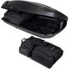 Geöffnete schwarze Dachbox mit Thule-Logo; zwei schwarze Reisetaschen im Inneren und zwei weitere vor der Box auf weißem Hintergrund