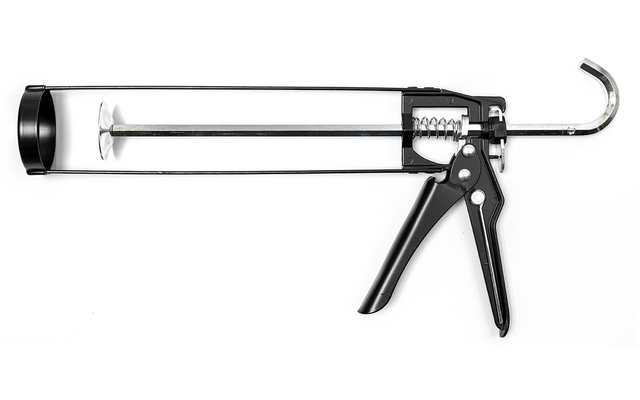 Zwarte kitspuit met metalen frame en hendel op witte achtergrond