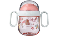 Gobelet transparent avec deux poignées et un couvercle rose, décoré de motifs floraux