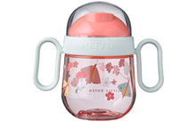 Transparante drinkbeker met twee handvatten en een roze deksel, versierd met bloemmotieven