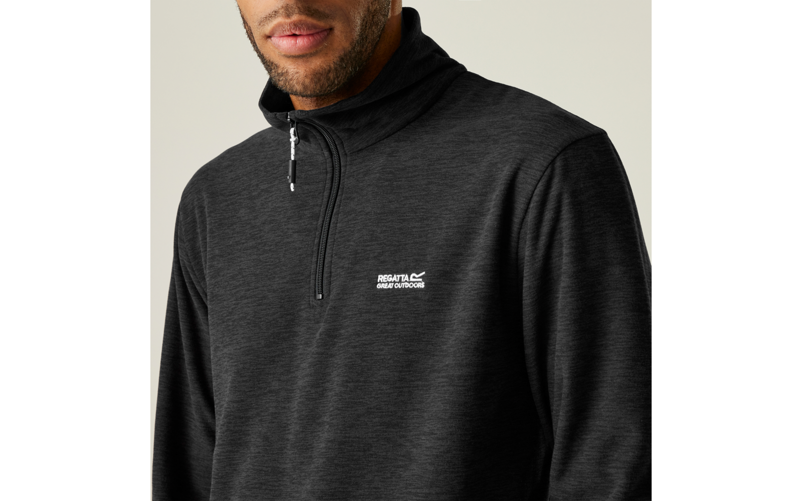 Mann mit dunklem Rollkragenpullover und halblangem Reißverschluss