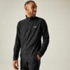 Mann trägt schwarzen Pullover und sieht nach rechts