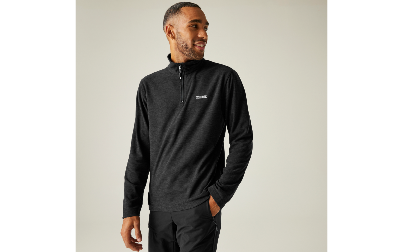 Mann trägt schwarzen Pullover und sieht nach rechts