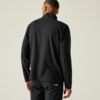 Ein Mann steht mit dem Rücken zur Kamera, trägt eine schwarze Jacke und eine schwarze Hose