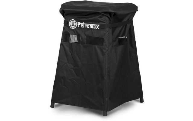 Schwarze Stoffabdeckung mit weißem "Petromax"-Logo vorne, trapezförmig, vier kurze Standfüße sichtbar, seitliche Netzöffnungen und ein horizontaler Riemen oben