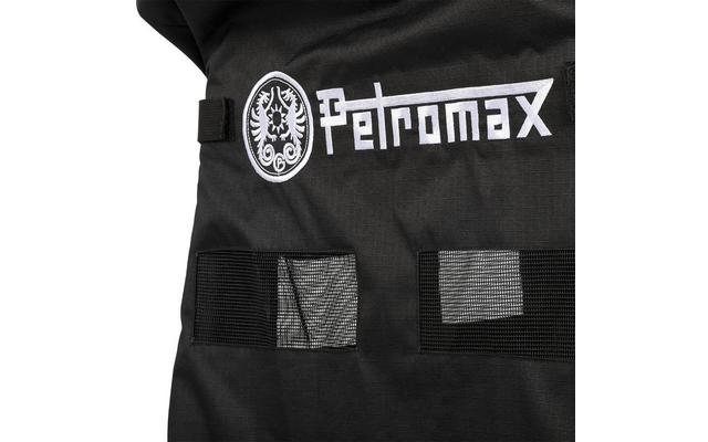 Schwarzer Stoff mit weißem „Petromax“-Schriftzug und rundem Emblem links, darunter zwei rechteckige Netzfelder