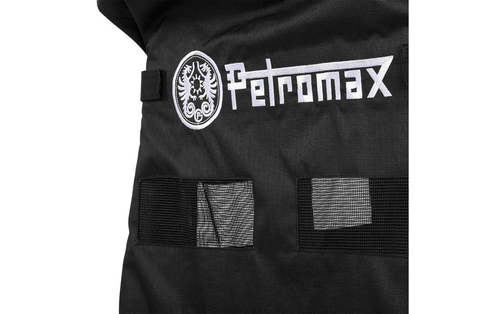 Schwarzer Stoff mit weißem „Petromax“-Schriftzug und rundem Emblem links, darunter zwei rechteckige Netzfelder