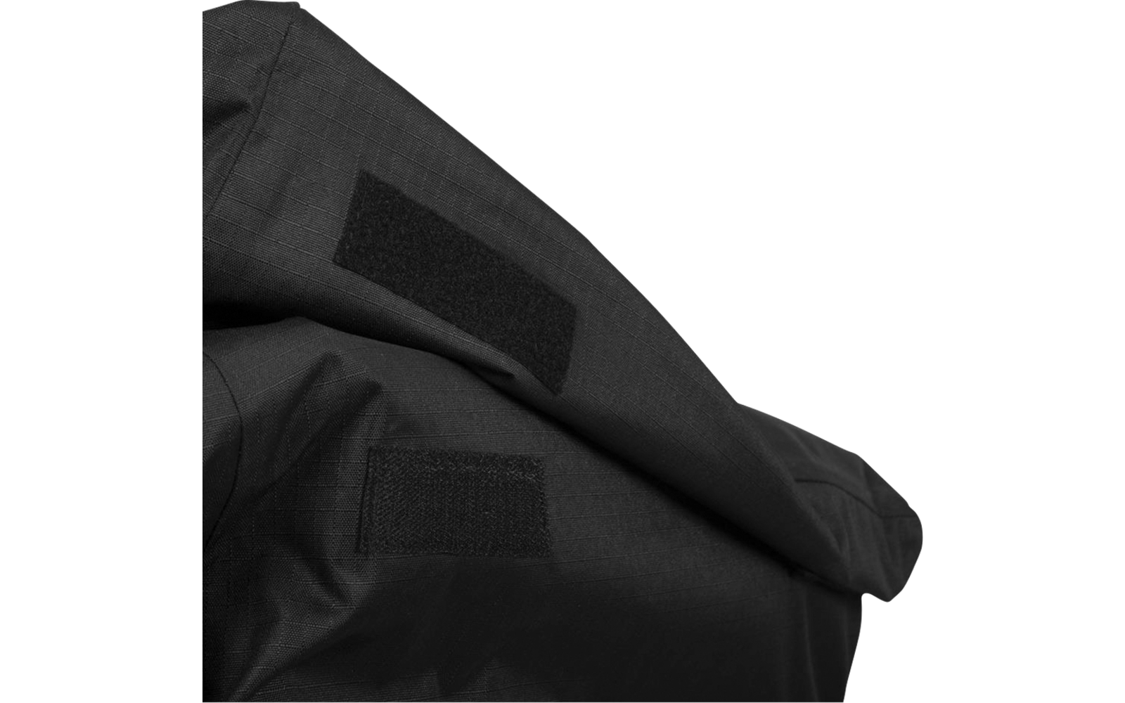 Nahaufnahme einer schwarzen Stofftasche mit zwei rechteckigen Klettverschlüssen auf einer gefalteten Klappe