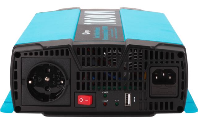 Blau-schwarzes rechteckiges Gerät, Front mit runder Steckdose, rotem Ein-/Ausschalter, USB-Anschluss, IEC-Netzbuchse und Lüftungsgittern