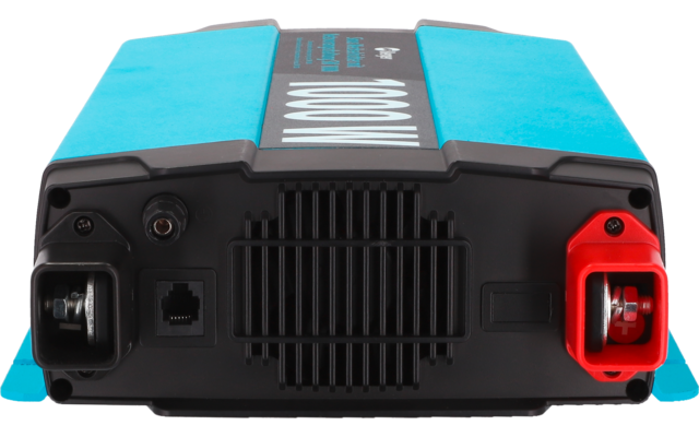 Schwarzes rechteckiges Gerät mit blauen Seiten und weißer Zahl "1000" auf der Oberseite, Front mit vertikalem Lüftungsgitter, links zwei runde Buchsen und eine eckige Buchse, rechts roter Anschluss in roter Abdeckung