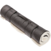 Zusammengerollte Yogamatte in schwarz und beige