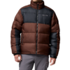 Person in braun-schwarzer Steppjacke mit Reißverschluss und sichtbarem Markenlogo, graue Hose, blickt nach rechts