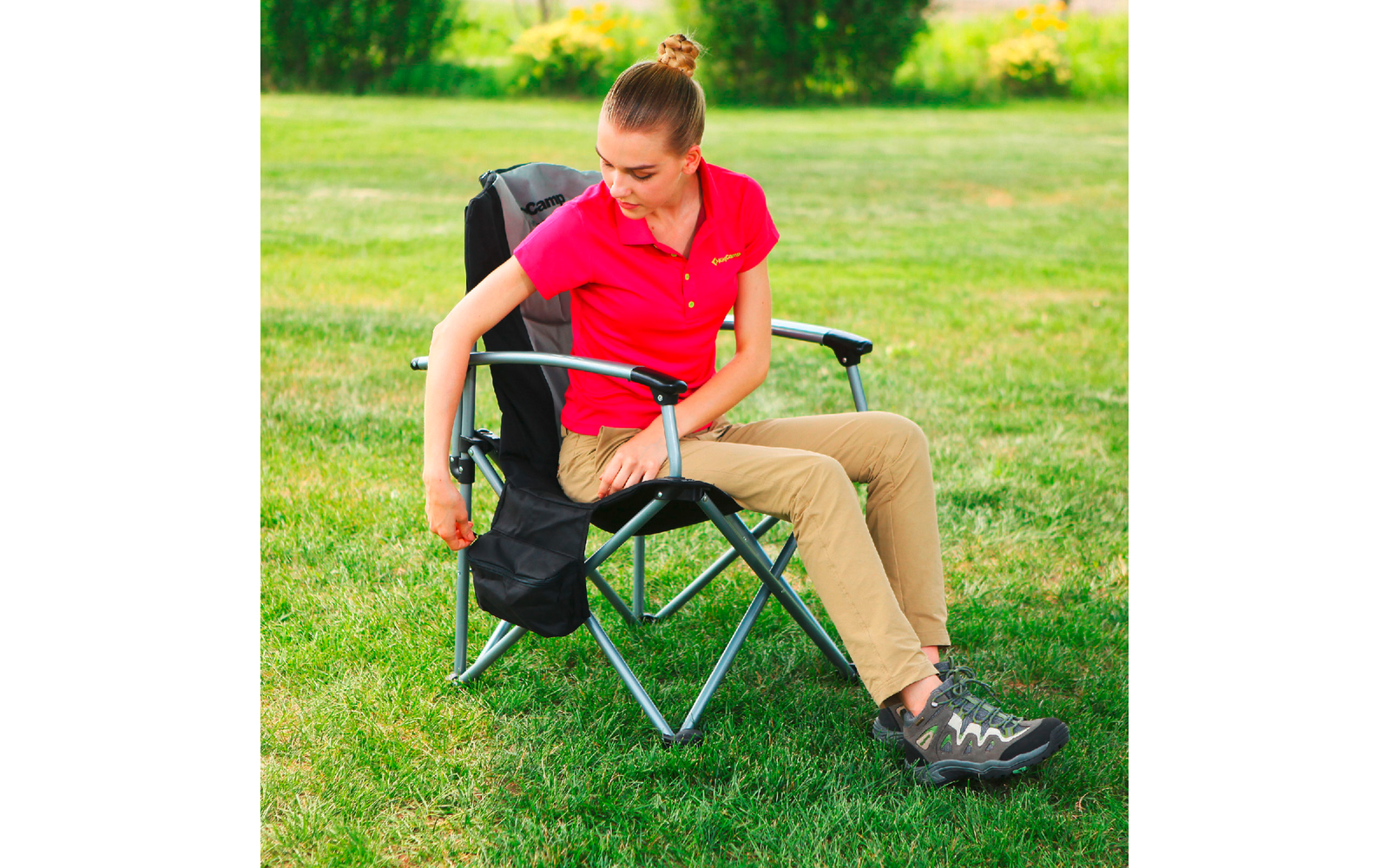 Garçon assis sur une chaise de camping en plein air