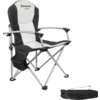 Chaise de camping pliante avec accoudoirs et sac sur fond blanc